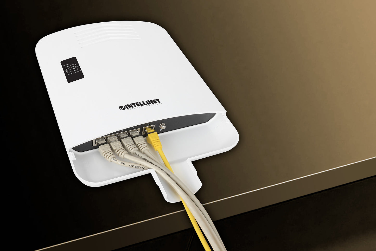 Outdoor PoE-Powered 5-Port Gigabit Switch with PoE Passthrough / 4-Port PoE+ Extender